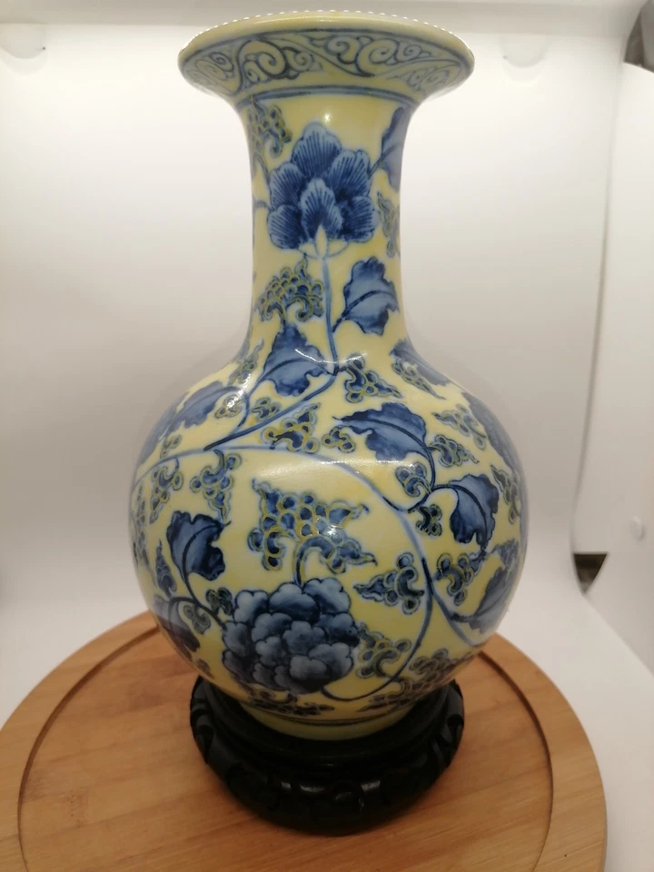 Jarrón floral chino vintage amarillo esmaltado azul y blanco con base de madera tallada Foto 4 de 4