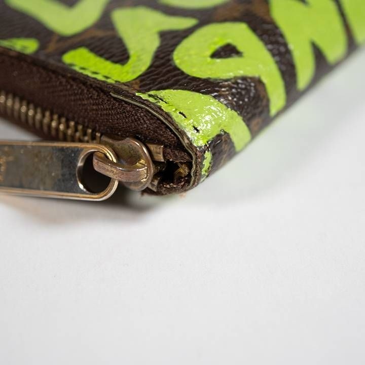 Louis Vuitton ロゴ入りメタルブロック LOUIS VUITTON Monogram Graffiti Zippy Coin Purse Green M93709 LV