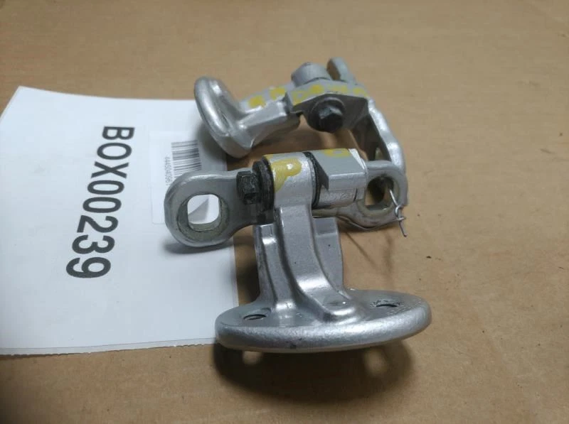 Volvo S40 2006 puerta trasera derecha bisagras superior e inferior OEM+ Foto 3 de 4