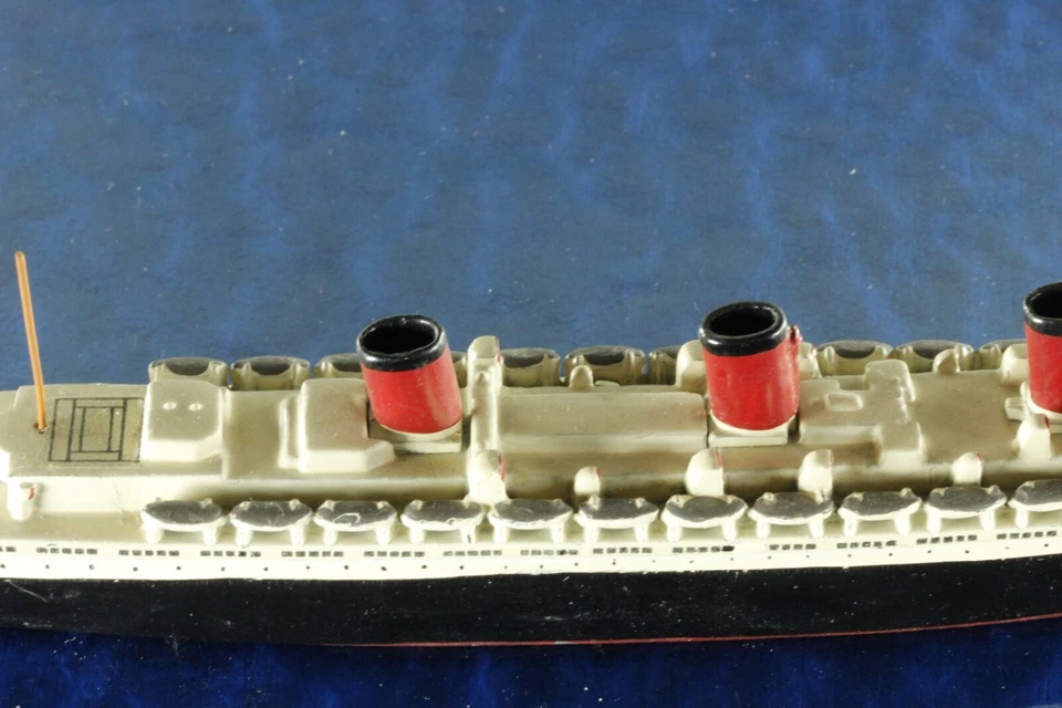 Queen Mary,ohne Krähennest   Hersteller Wiking 413b/2 ,1:1250 Schiffsmodell - Bild 3 von 4