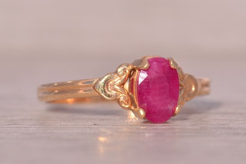 Natural Ruby Ring in Yellow Gold with Patterned Sides - Picture 5 of 10