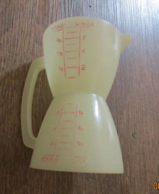 TUPPERWARE- DOUBLE SIDED WET/ DRY MEASURING CUP- 1 CUP/ 8 OZ