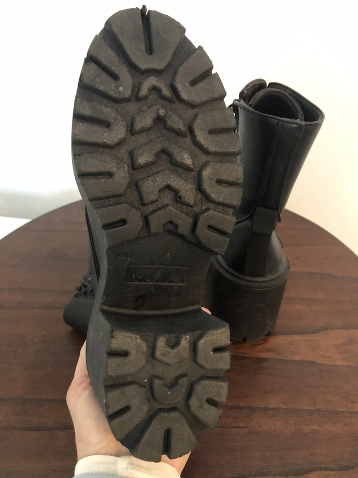 Botas Charlotte Russe Y2K Talla 7 Negras Imitación Cuero Tacón Grueso Plataforma Cremallera Tobillo Foto 4 de 4