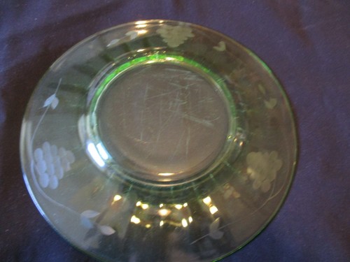 Vintage Green Depression Glass 8" Plate Preowned Grape Pattern - Picture 6 of 8