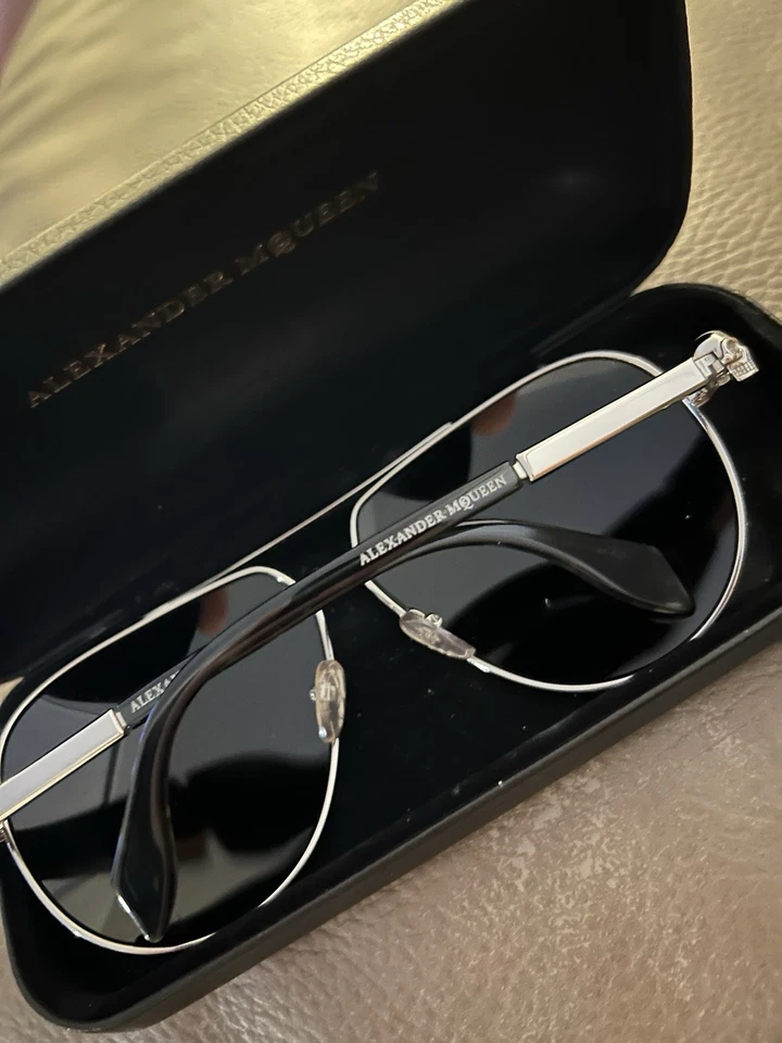 Óculos de sol aviador Alexander McQueen caveira flutuante - Imagem 4 de 4