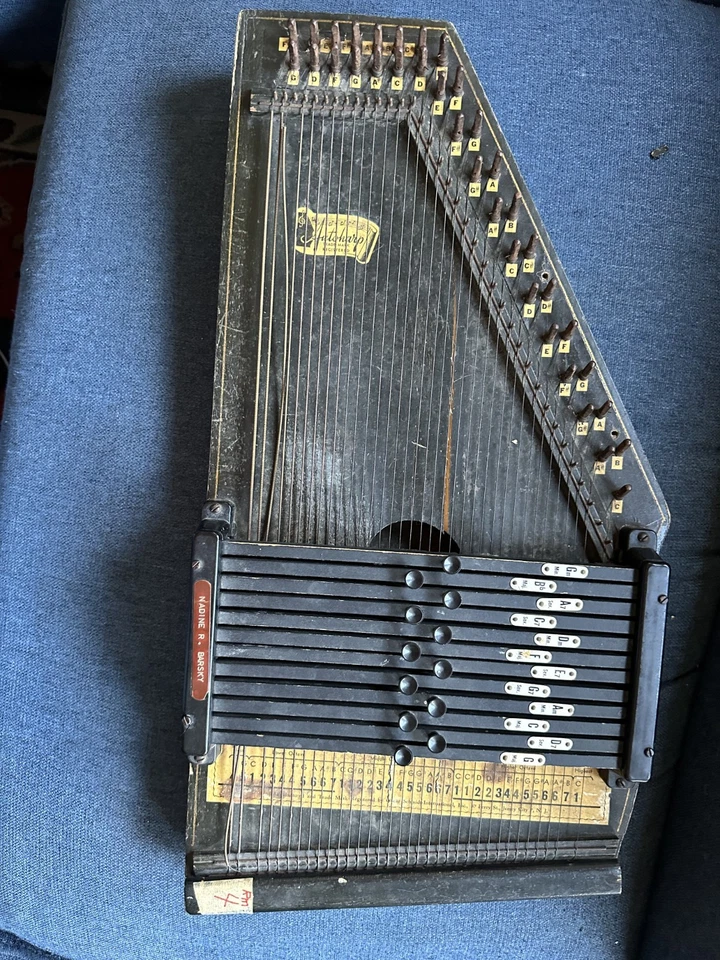 Vintage Oscar Schmidt 5 chord 34 string Autoharp - Image 4 of 4