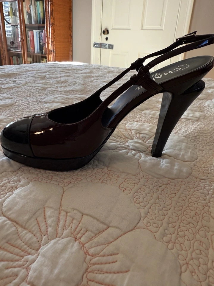 Chanel Pump Two Tones Black and Burgundy Patent Leather , Size 39.5/US 9.5 - Image 2 of 4
