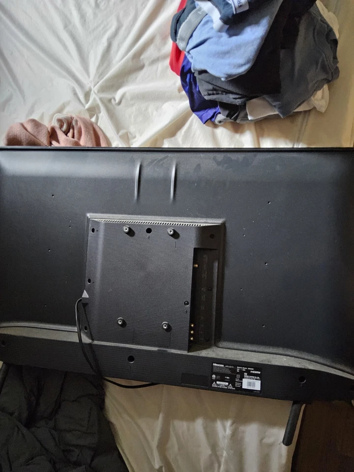 Hisense 35 Inch Smart TV - Image 2 of 2