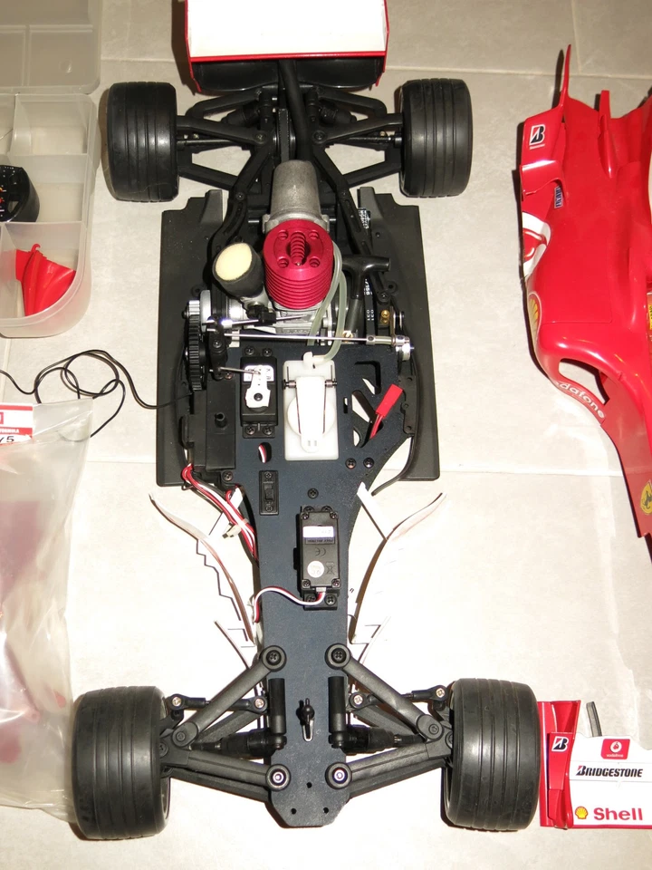 DeAgostini Kyosho Ferrari F2004 Verbrenner 1:8 RC Formel 1 - ungefahren - Bild 3 von 4
