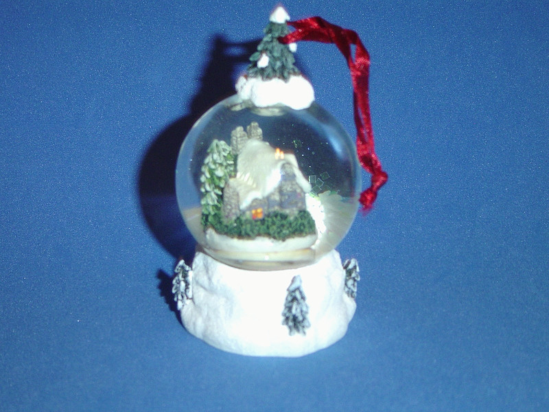 ORNAMENT KINKADE snow globe STONEHEARTH HUTCH 3" tall COTTAGE IV MINT in BOX
