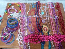 40 Pieces Of Children's Jewelry 20 Bracelets 20 Necklaces And A Charm