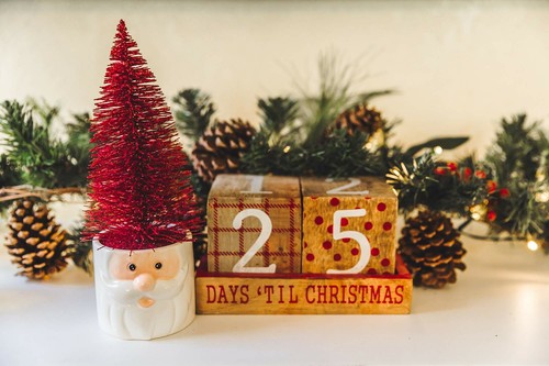 Set of 2 Mini Christmas Trees in Ceramic Santa Red - Picture 2 of 2
