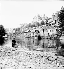 UZERCHE c. 1930 - Maisons le Long de La Vézère Corrèze - negative 6x6 - N6 NAQ24