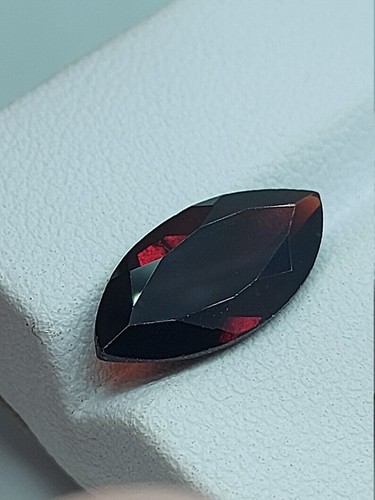 Clean Red Garnet Gemstone - Faceted Natural Garnet 4.20 CTS - Picture 4 of 10