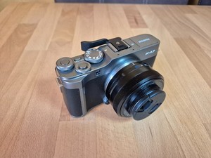 Fujifilm X-A7 Systemkamera, Klapp-Drehdisplay, XF27mm / F2.8 Obj.