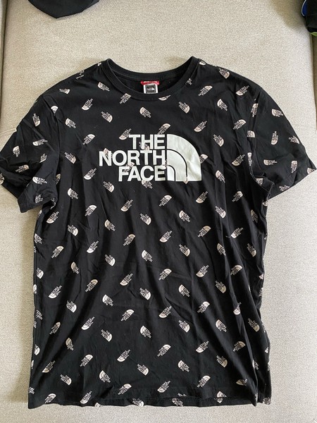 The North Face Black All-Over Logo T-Shirt – Size M – Casual Streetwear