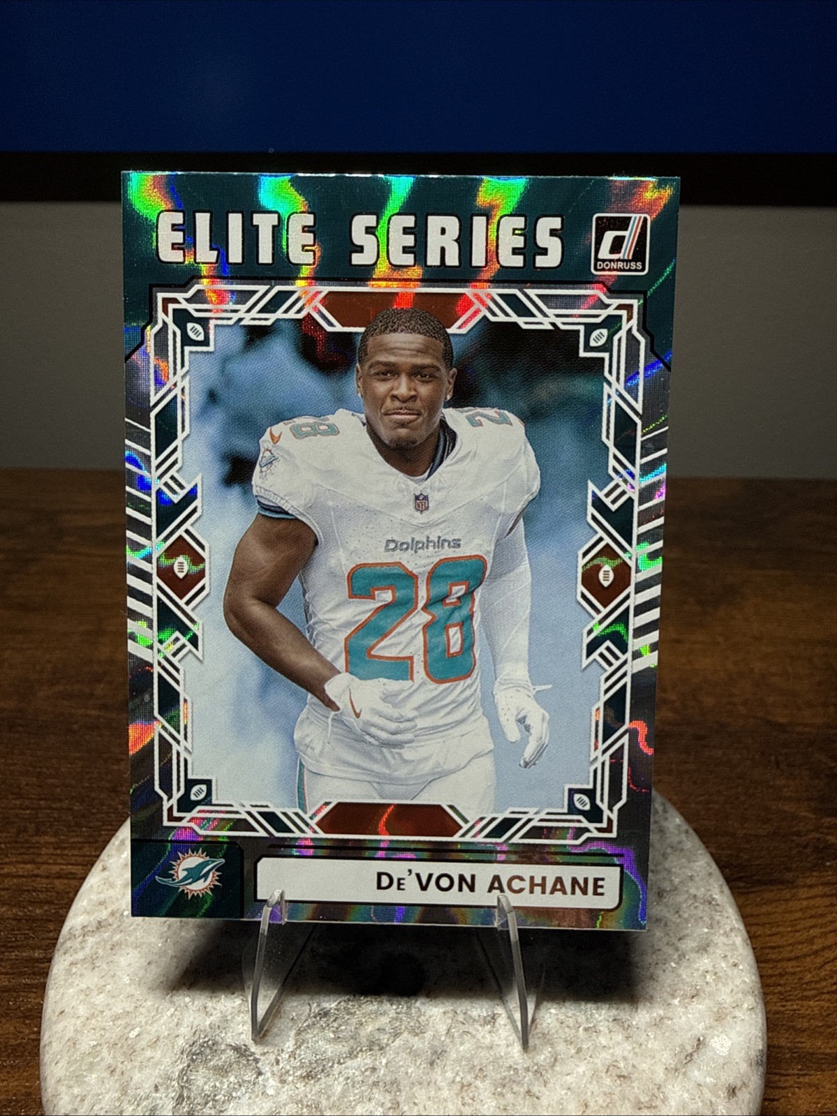 De'Von Achane #TES-DAC (Football Cards 2025 Panini Donruss The Elite Series) — is it worth grading?