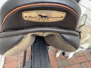 18" BLACK COUNTRY SOLARE jumping saddle.  Wool flocked, serge panels