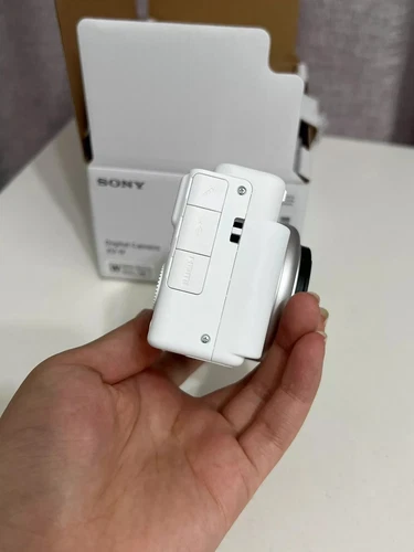 Sony ZV-1F Vlog Camera for Content Creators and Vloggers White w/Battery Charger - Picture 10 of 13