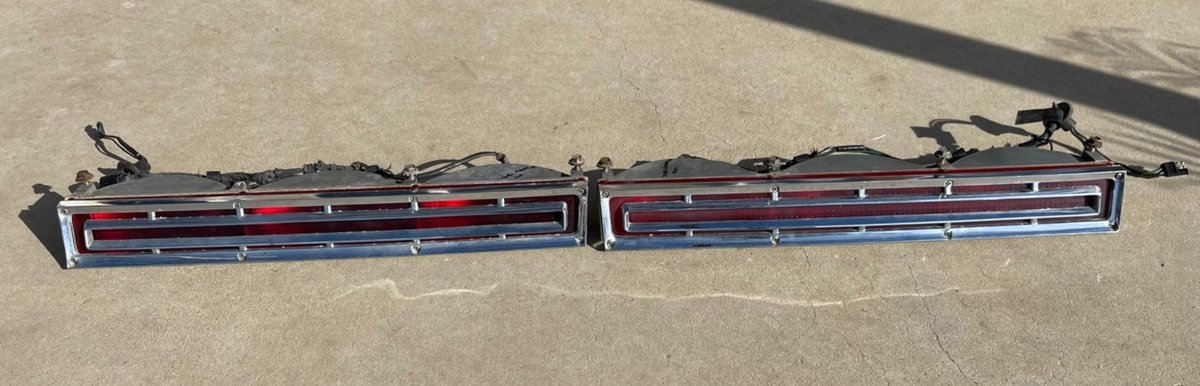 LINCOLN CONTINENTAL REAR BUMPER BRAKE TAIL LIGHT LAMP BEZEL PAIR
