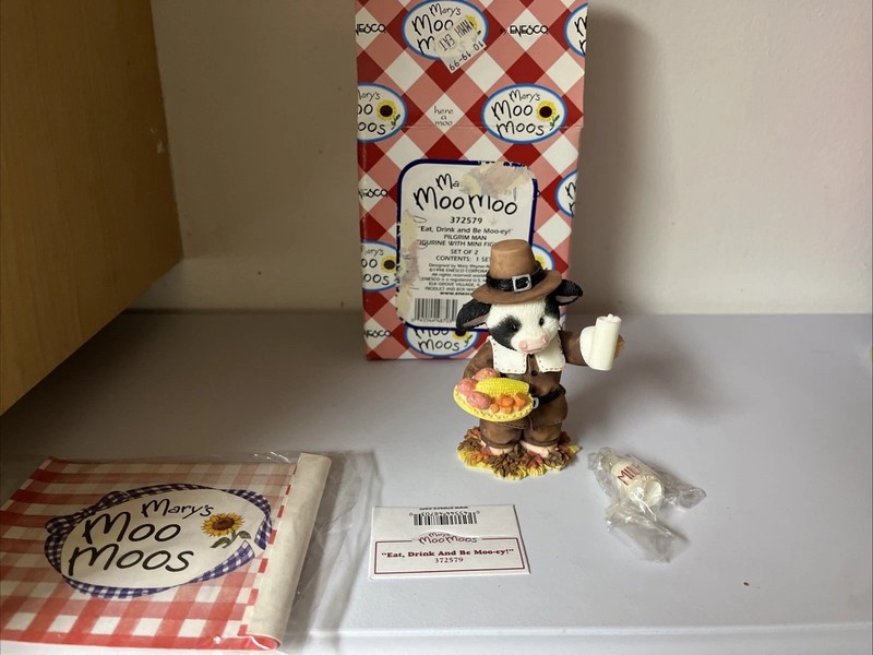 Mary Moo Moos "Eat, Drink, And Be Moo-ey" Thanksgiving Cow Figurine Enesco w/Box