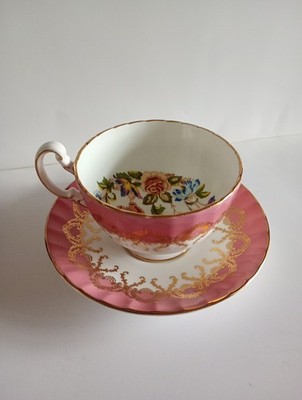 Vintage Aynsley Rosa/Gold Blumen/Schmetterling Teetasse und Untertasse in Top Zustand