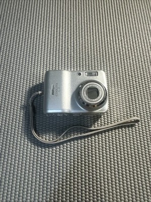 Nikon Coolpix L4 Digital Camera *Read