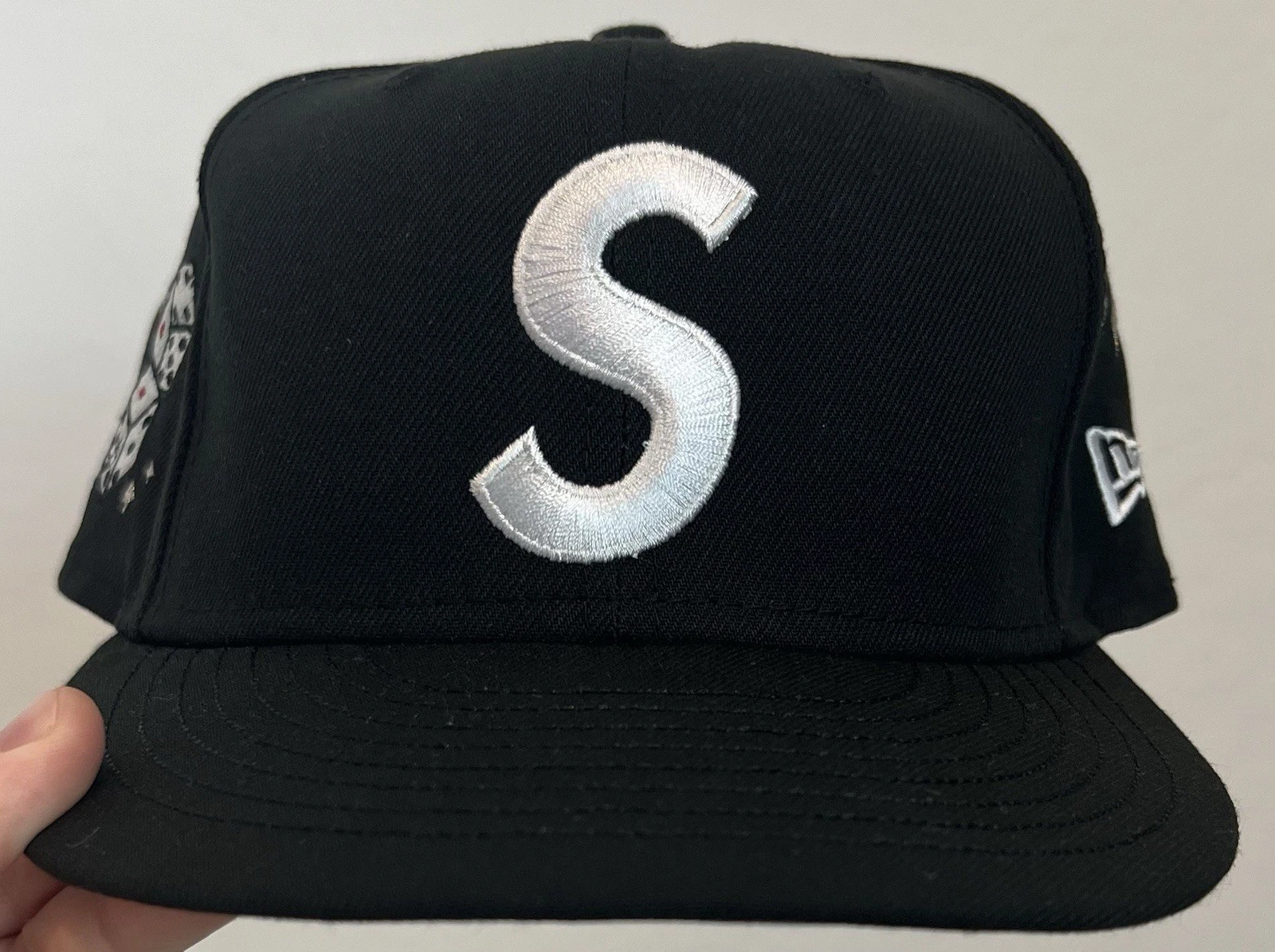 Chapeau ajusté noir Supreme S Logo Characters New Era 7 1/2 SS22 porté une fois