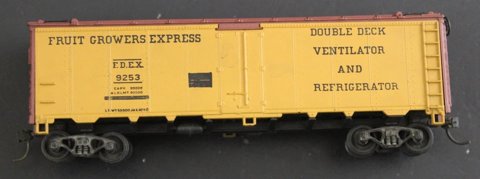 Athearn HO Scale Fruit Growers Express 9253 Double Deck Reefer (684) - Image 2 of 3