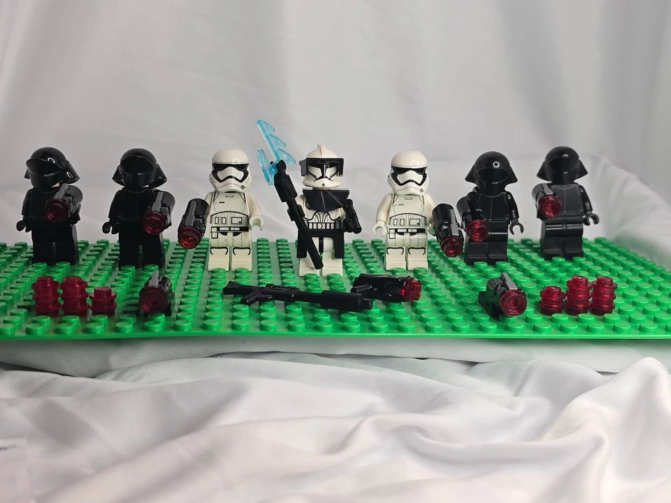 Minifiguras LEGO First Order Crew Floet Engineer, Storm Trooper y Clone Trooper Foto 3 de 4