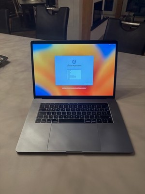 MacBook Pro 15,4'' Spacegrau 2017  512 GB SSD 16 GB RAM Touch-Bar 2.8 GHz  i7