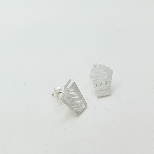 Ein besonderes silberfarbenes Design von Coca Cola-Popcorn Ohrringen 850105 - Picture 2 of 3