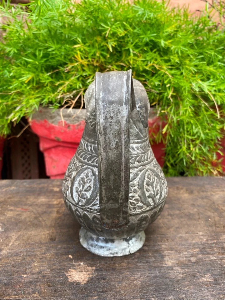 Antigua jarra de cobre forjada a mano floral del norte de la India de 1800 Foto 4 de 4