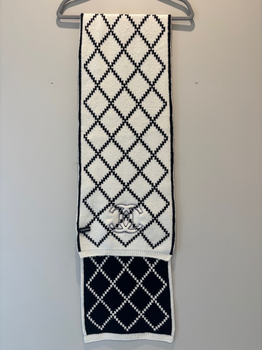 Chanel black/white reversible cashmere/silk scarf in diamond