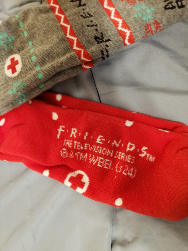 2 Pares de Calcetines Amigos de la Cruz Roja Americana Talla Única Vacaciones ¡NUEVOS CON ETIQUETAS! - Imagen 7 de 7