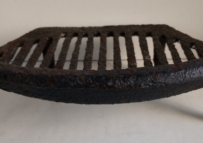Vintage Feuerrost Gusseisen 38x23x12cm schwarz gebogen Kamin schwer Landhaus Kern