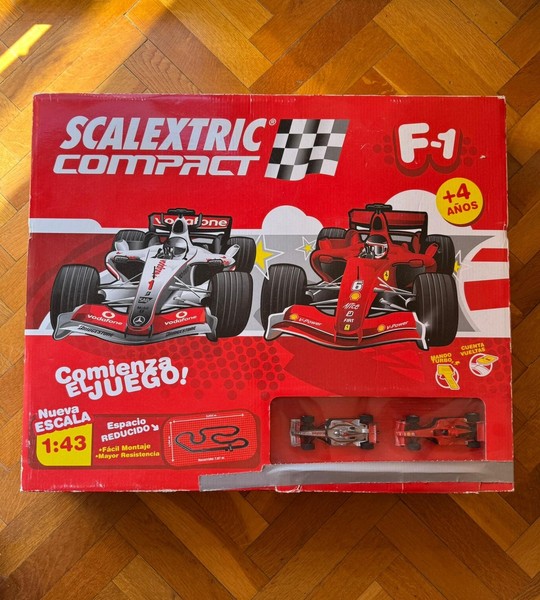 Scalextric Compact F1 1:43 Ferrari y Mercedes