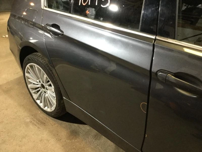 Серая небольшая вмятина на заднюю дверь со стороны правого пассажира для BMW 328i 2012-2018 годов выпуска - Изображение 3 из 4