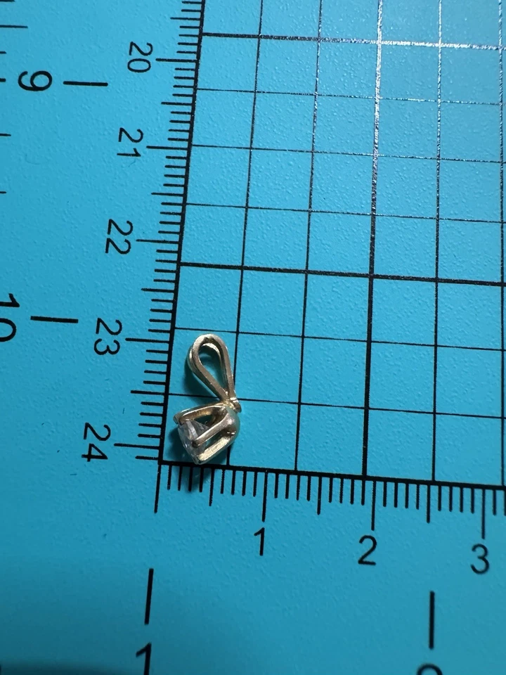 HERMOSO COLGANTE DE DIAMANTES REDONDOS DE ORO AMARILLO DE 14K PARA DAMA Foto 3 de 4