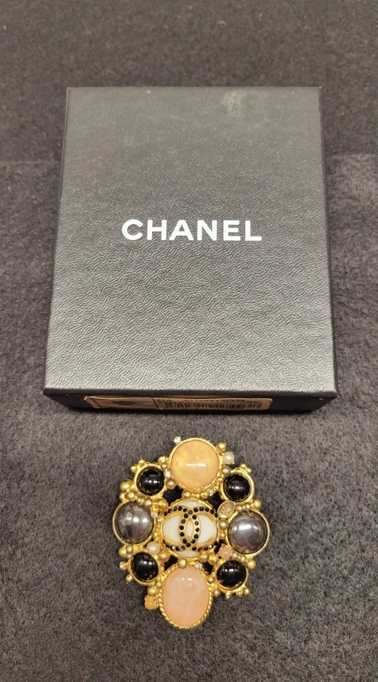 CHANEL PARIS AUTHENTIC GRIPOIX RARE COUTURE BAROQUE BROOCH XL - SIGNED / IN BOX - Image 3 of 4