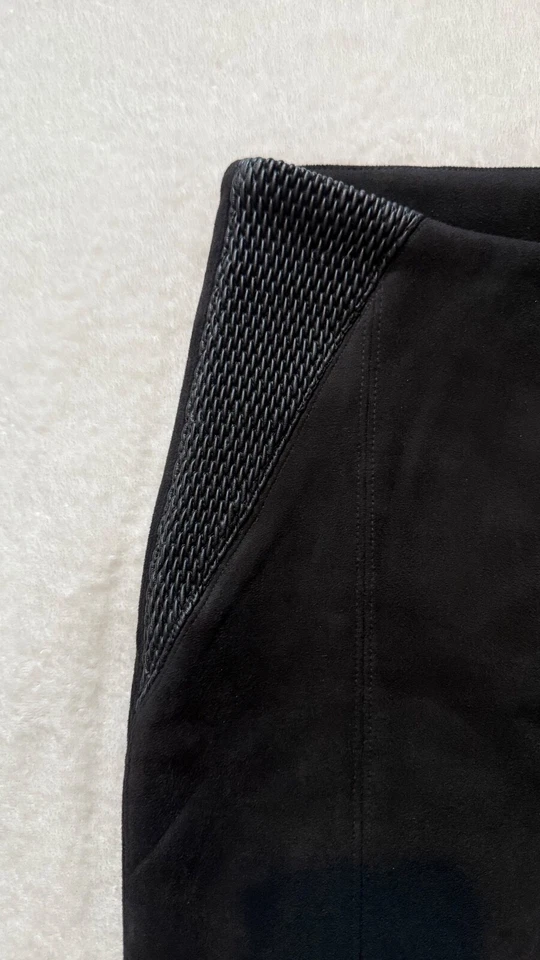 Mini falda básica de gamuza sintética negra de fiesta formal para mujer talla pequeña de Zara Foto 3 de 4