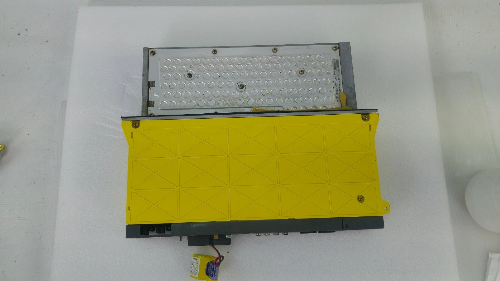 Top view of the Fanuc servo amplifier module and its heat sink plate