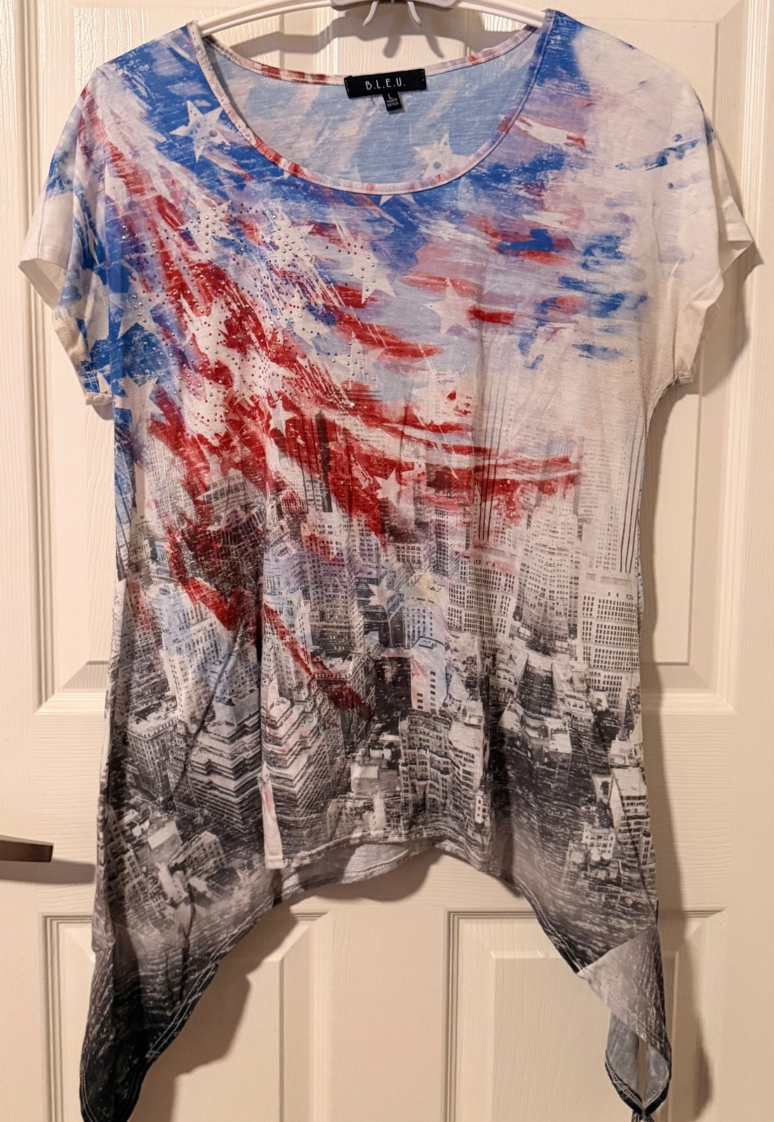 B.L.E.U. Patriotic American Flag City Skyline Graphic Top - Size L - Excellent