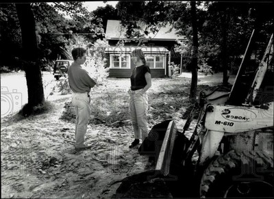 1990 Press Photo Dr. Elizabeth Petroff and Mickey Marcus outside Amherst Home