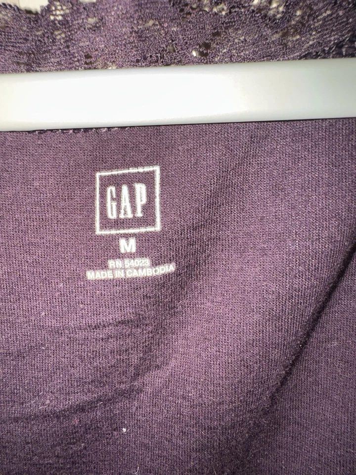 Camiseta sin mangas Gap mediana para mujer púrpura con ribete de encaje estilo Y2K tendencia en capas Foto 3 de 4