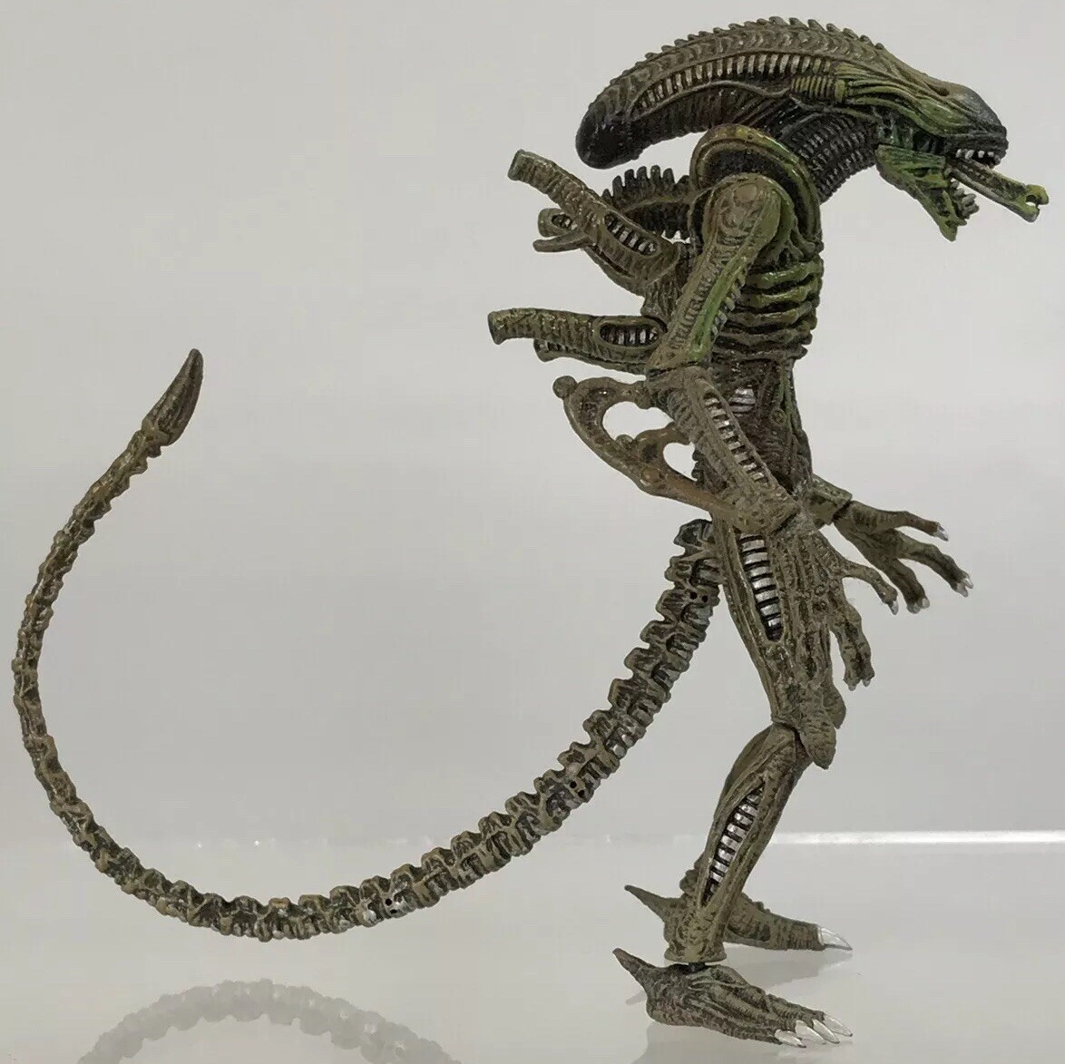Hot Toys Snap Kits Aliens Xenomorph 3.75” Figure Green Battle
