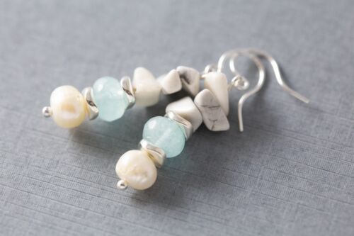 Pendientes de perlas de agua dulce con cuentas de chip azul claro y blanco - Imagen 1 de 3