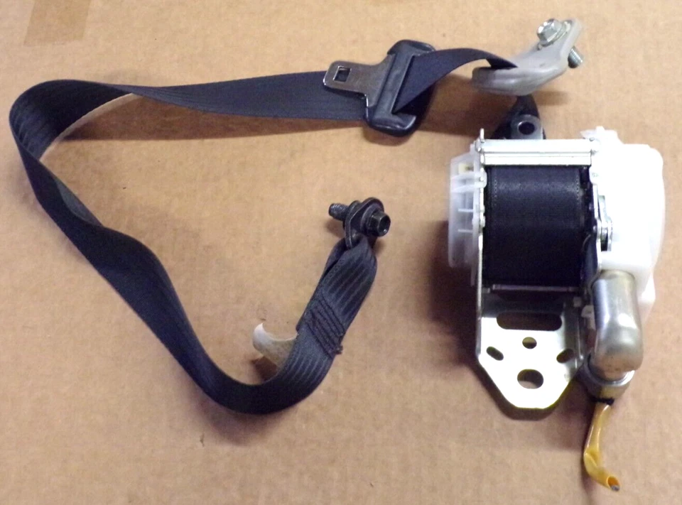 Suzuki SX4 2010 retractor de cinturón de seguridad (pasajero delantero) 2008-2012 Foto 2 de 3