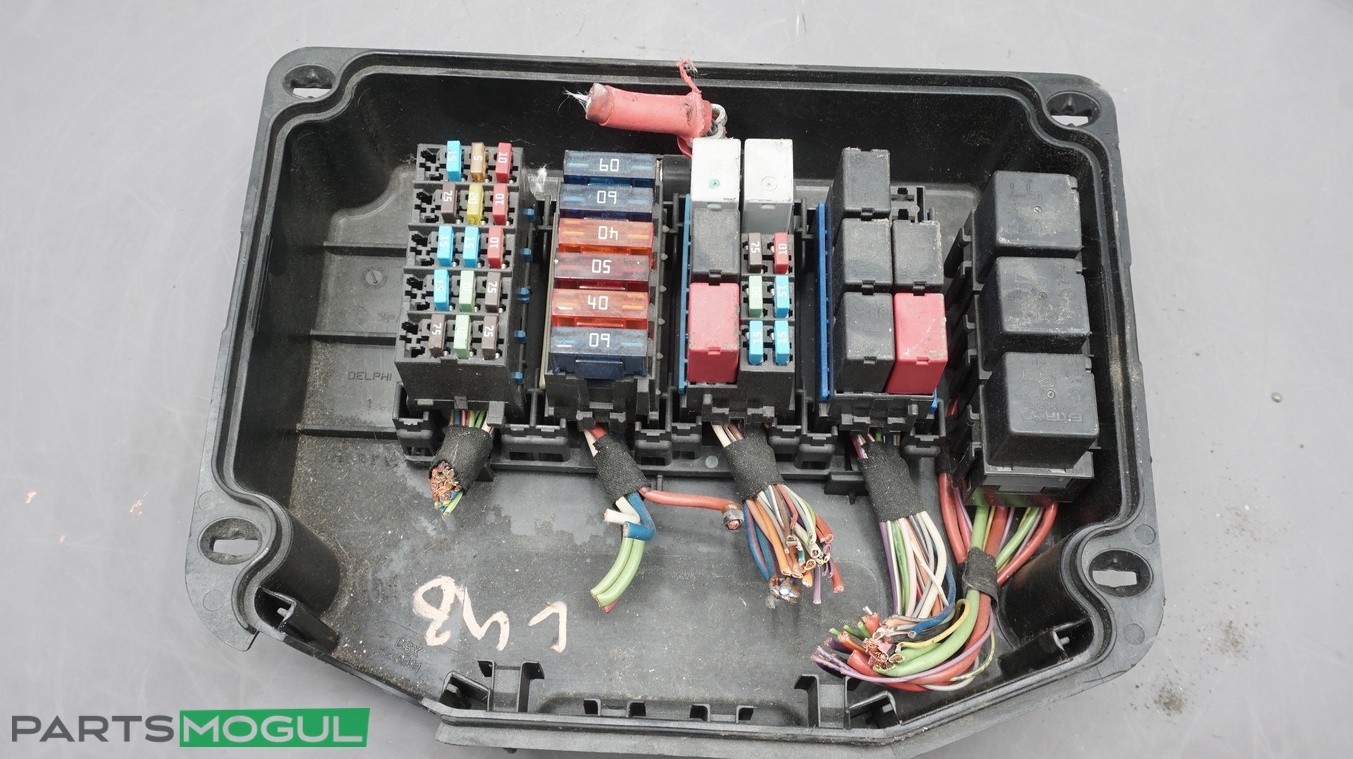 2005-2008 Maserati Quattroporte M139 Engine Bay Fuse Box W/O Fuse Cover OEM