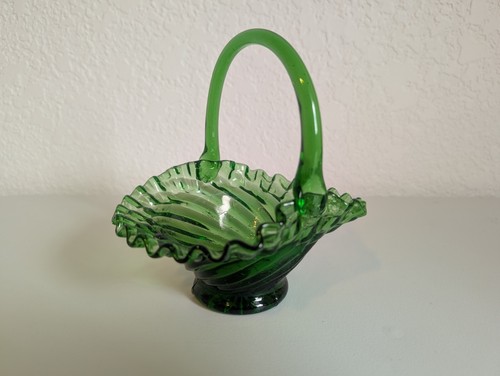 Vtg 6.25" Fenton Art Blown Glass Bride Basket Green Swirl Ruffle Rim Candy Dish - Picture 4 of 8